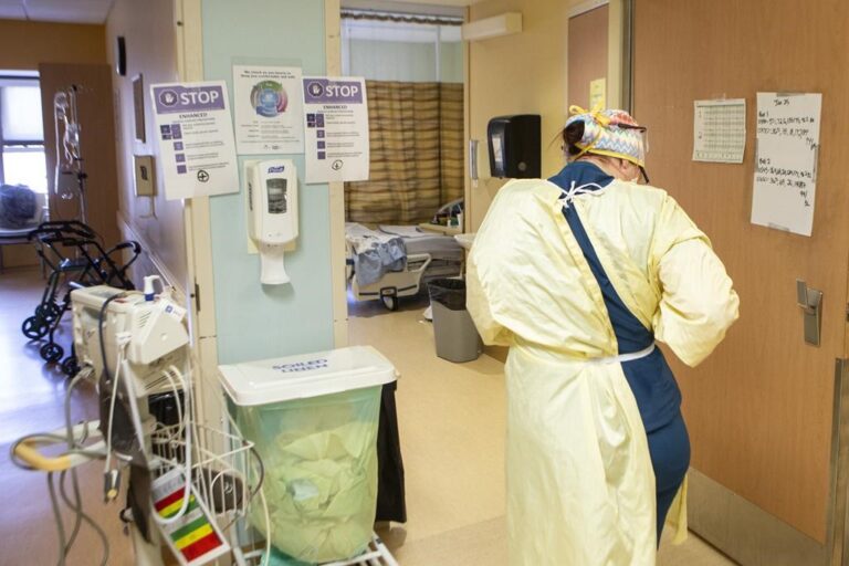 Quebec reports 12 new deaths related to COVID, a drop in hospitalizations