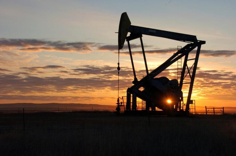 U.S. oilfield companies Halliburton, Schlumberger draw back from Russia