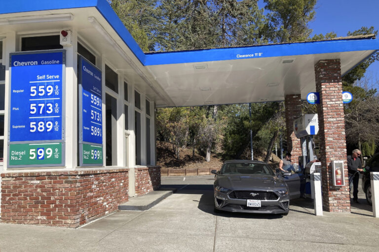 Gas hits $4 per gallon on average in U.S. for first time since 2008