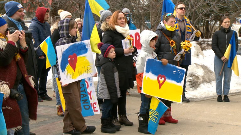 Saskatoon rallies for Ukraine in front of city hall