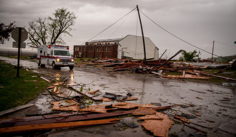 Iowa tornado leaves six dead, four hurt, officials say