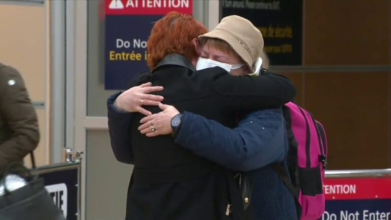Edmonton-area woman reunites with mother who fled Ukraine