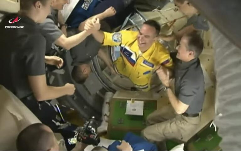 Blue and yellow suits not connected to Ukrainian flag: Russian cosmonauts