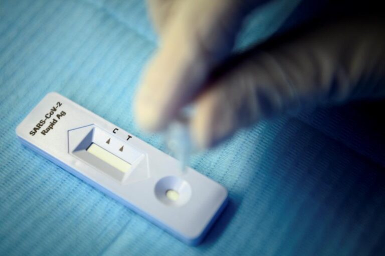 Vaccinated Canadians can have COVID-19 symptoms despite testing negative. Here’s why