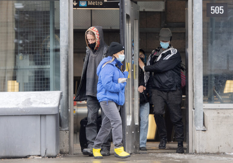 Quebec’s COVID-19 hospitalizations jump by 100, province adds 26 new deaths