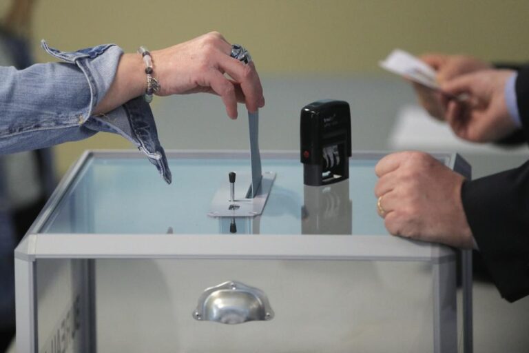 France votes in tense presidential runoff between Macron and Le Pen 