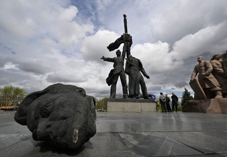 Kyiv workers accidentally behead Soviet statue while struggling to remove it