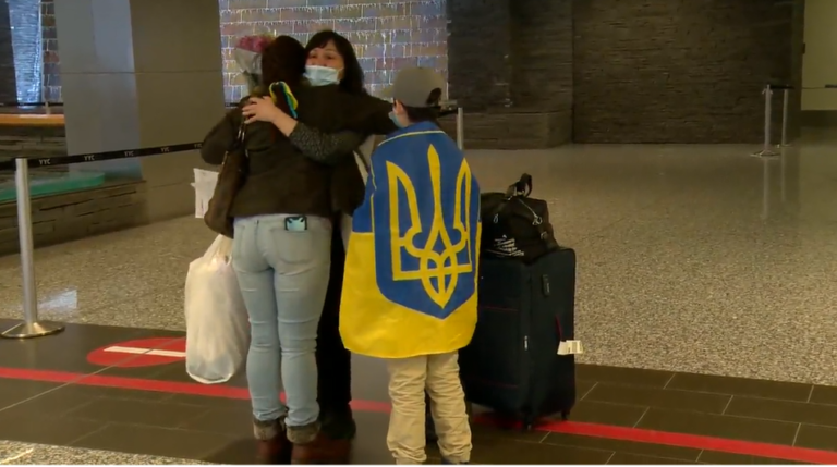 B.C. woman sheds ‘happy tears’ as family arrives safely from Ukraine
