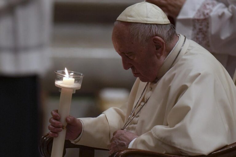 Pope pays tribute to killed journalists, defends freedom of press 