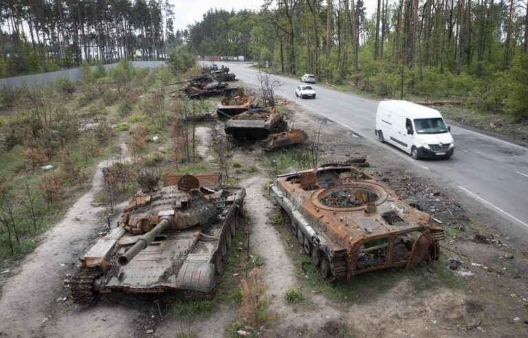 Russian forces seek to put stranglehold on Ukrainian twin cities