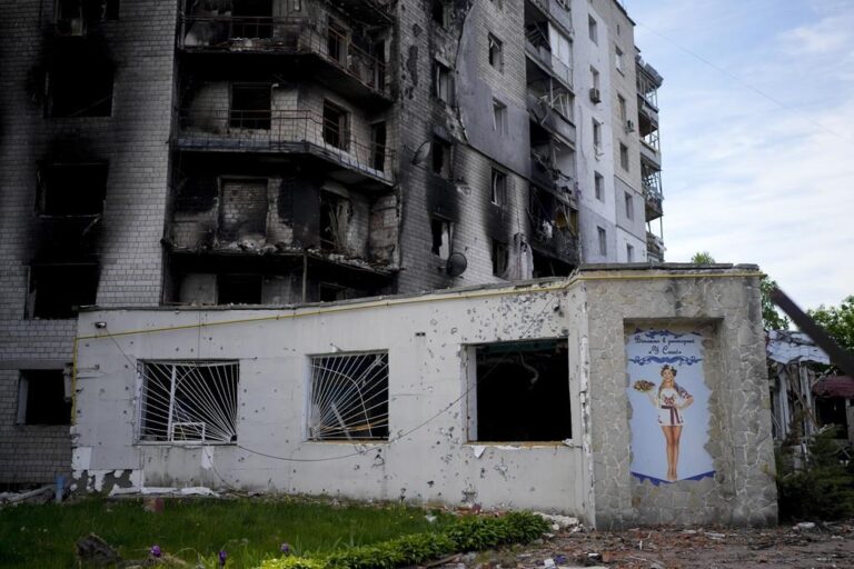 Russia plans to strengthen army, ease citizenship for residents of occupied Ukraine