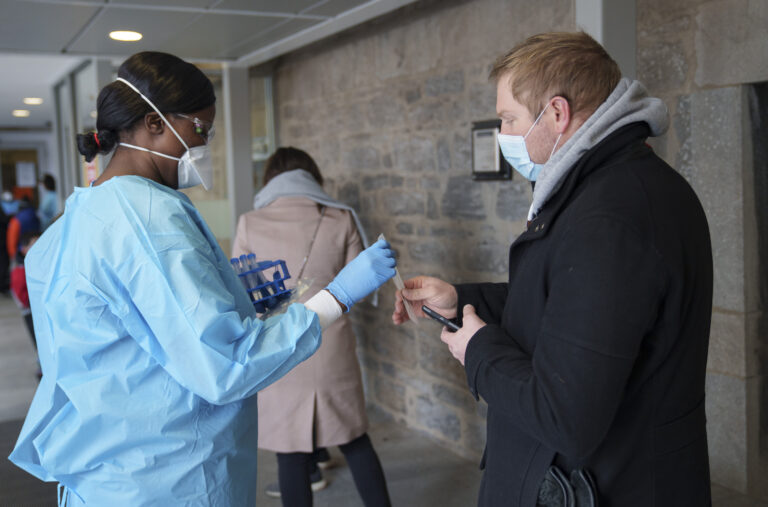 Quebec adds 3 new COVID-19 deaths as hospitalizations fall by a dozen