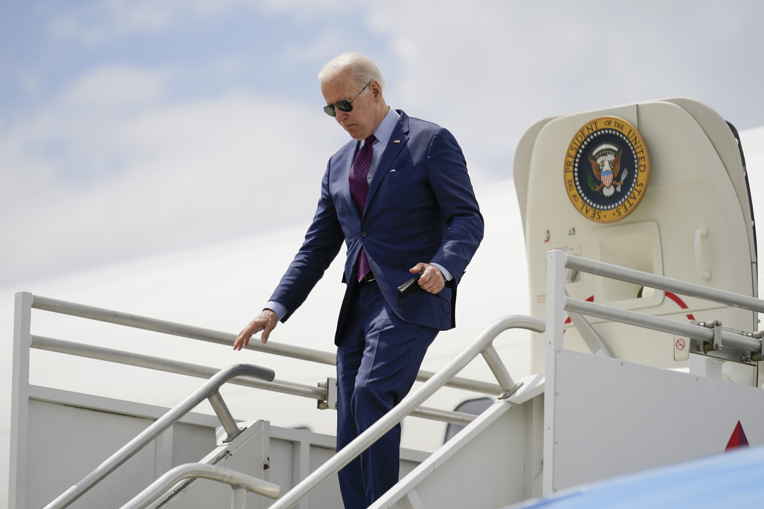 Biden To Approve $100M Weapons Package For Ukraine, Officials Say | The ...