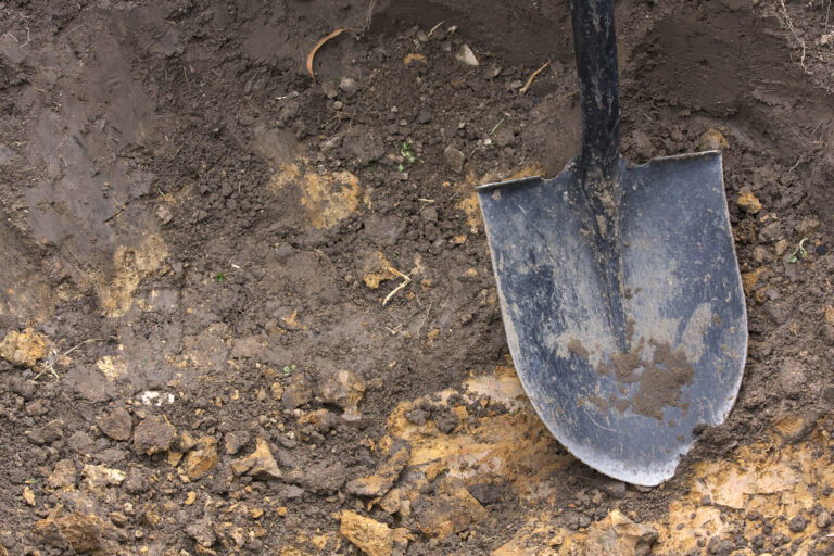 U.S. man dies of heart attack while burying body of strangled girlfriend