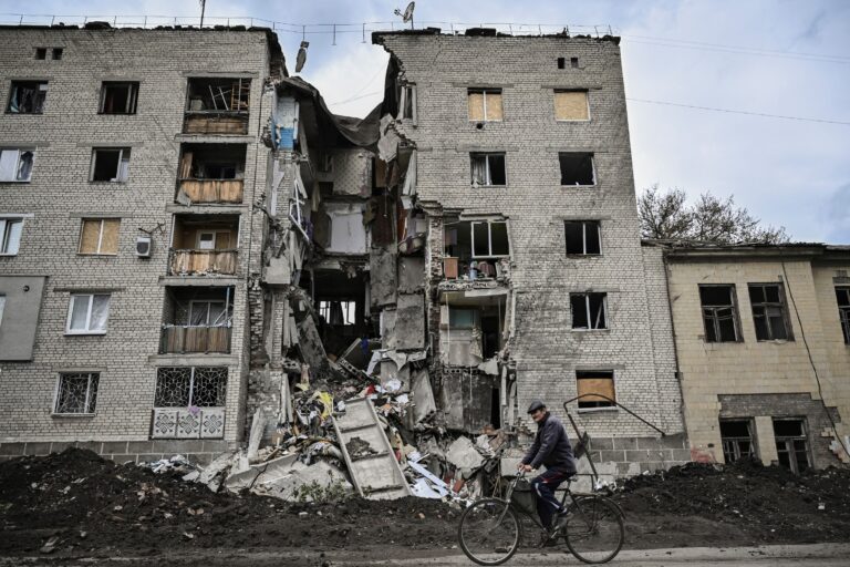 Russia’s attack on eastern Ukraine intensifies as Poland president visits Kyiv