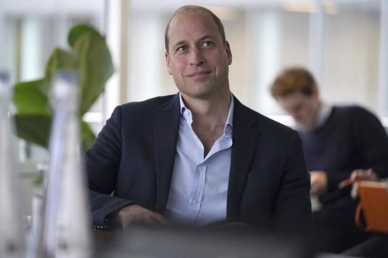 Prince William goes incognito to sell magazines to help those in need