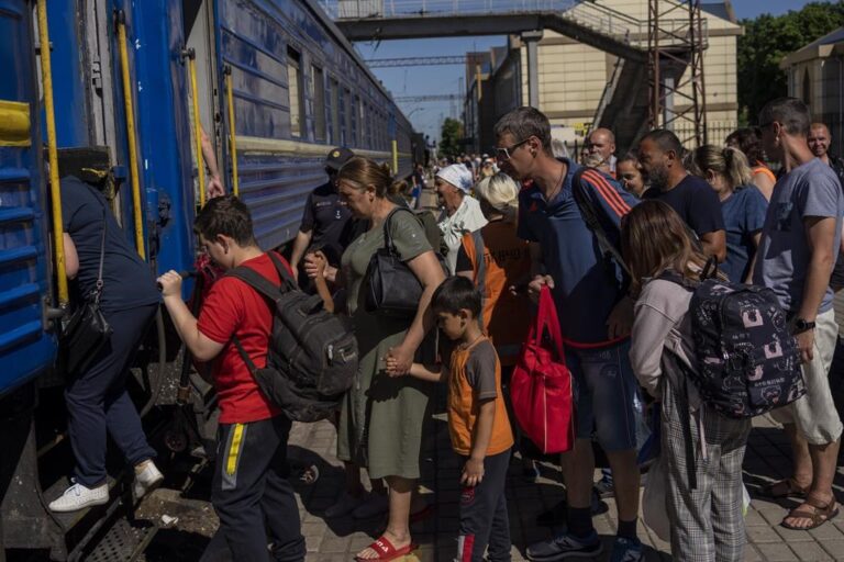 Civilians flee from eastern Ukraine as Russian forces continue to batter key cities