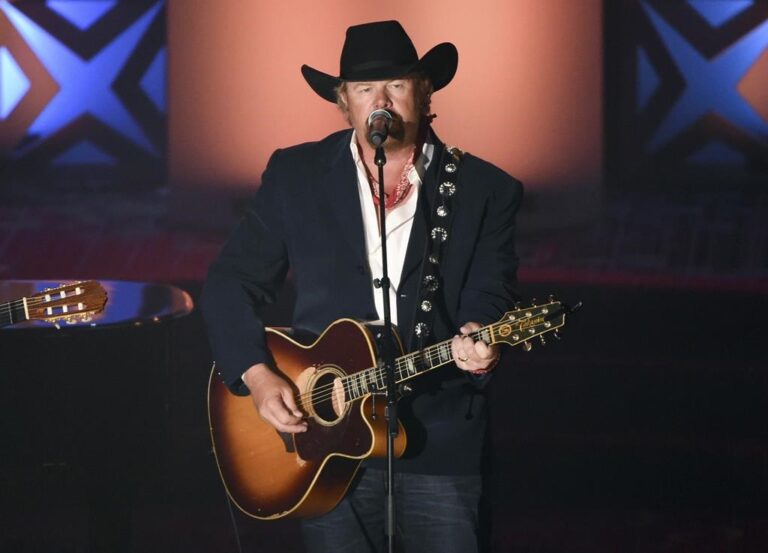 Toby Keith reveals he has been battling stomach cancer since last year