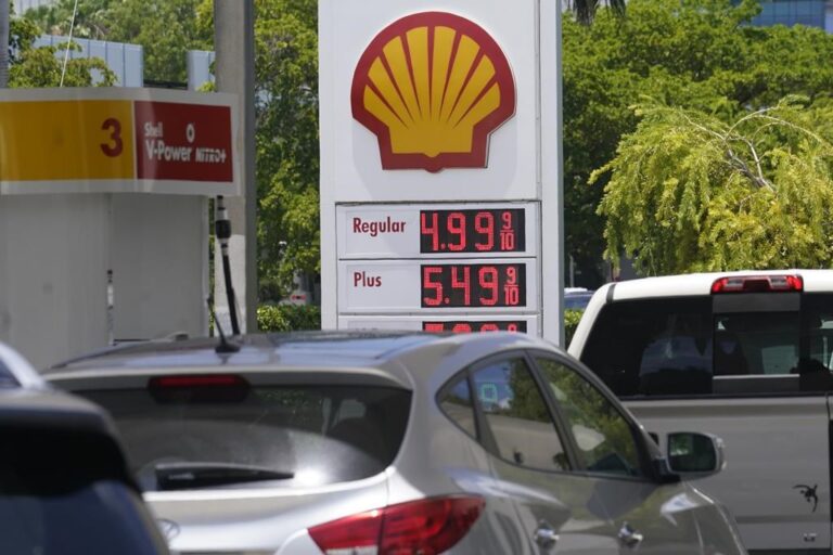 Talks between oil refiners, Biden officials end in impasse over gasoline price 