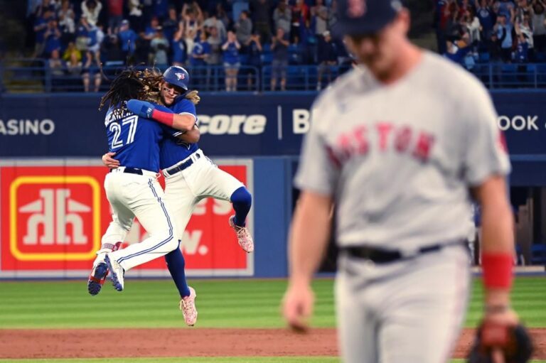 Blue Jays rally in ninth inning to clip Red Sox