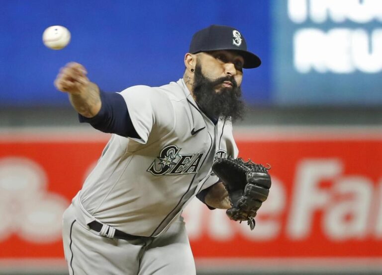 Blue Jays add veteran Romo to bullpen