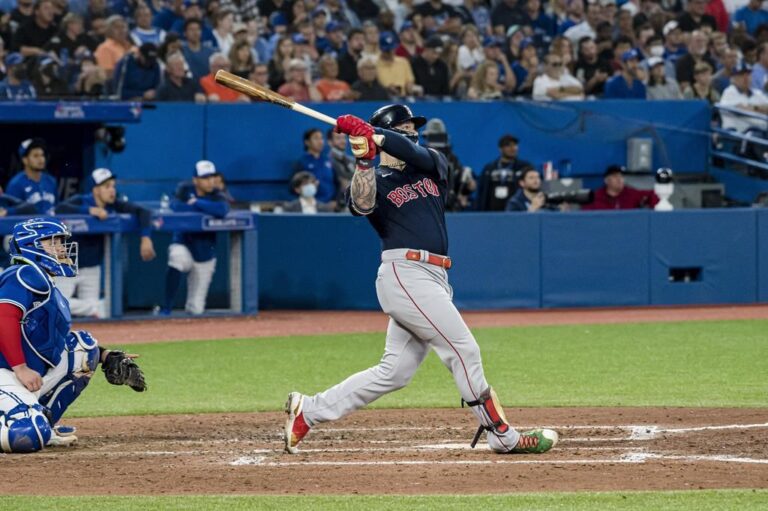 Red Sox hang on for 6-5 win over Blue Jays
