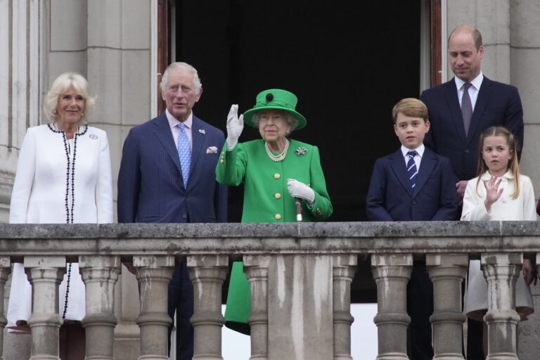 Queen makes surprise appearance as Platinum Jubilee celebrations wind up