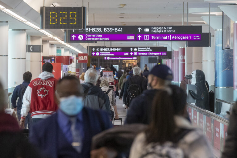 Unvaccinated Canadians able to board planes, trains as feds pause COVID-19 mandate