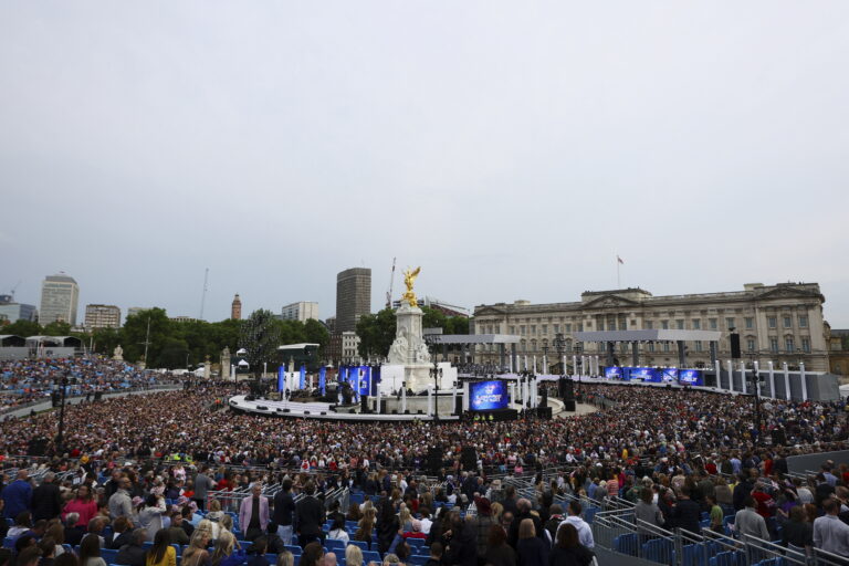 2 future kings to honour Queen Elizabeth as thousands gather for Jubilee concert