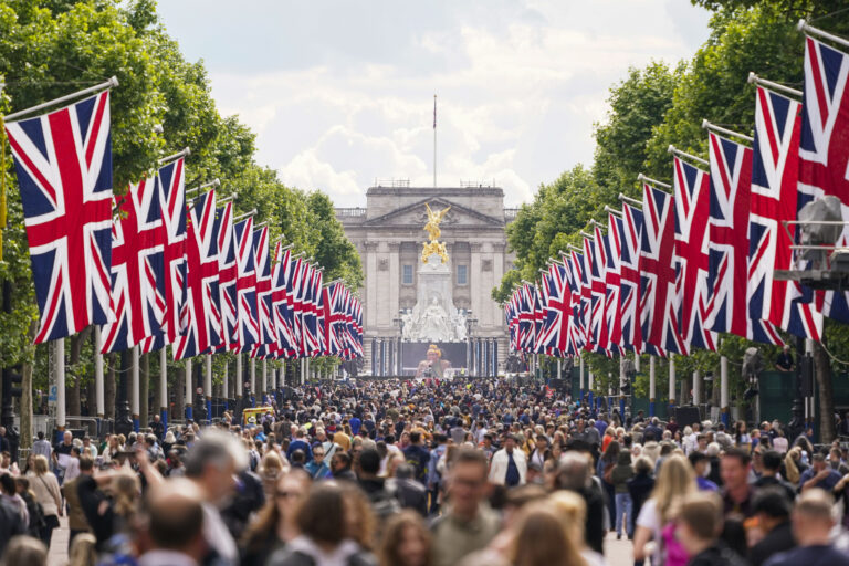 Queen’s Platinum Jubilee: Canadians camp out for front-row seats to ‘spectacular’ parade