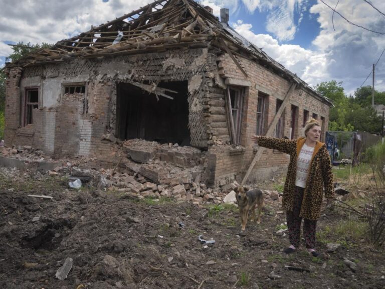 Ukrainian troops forced to withdraw as Russia tries to block city of Lysychansk