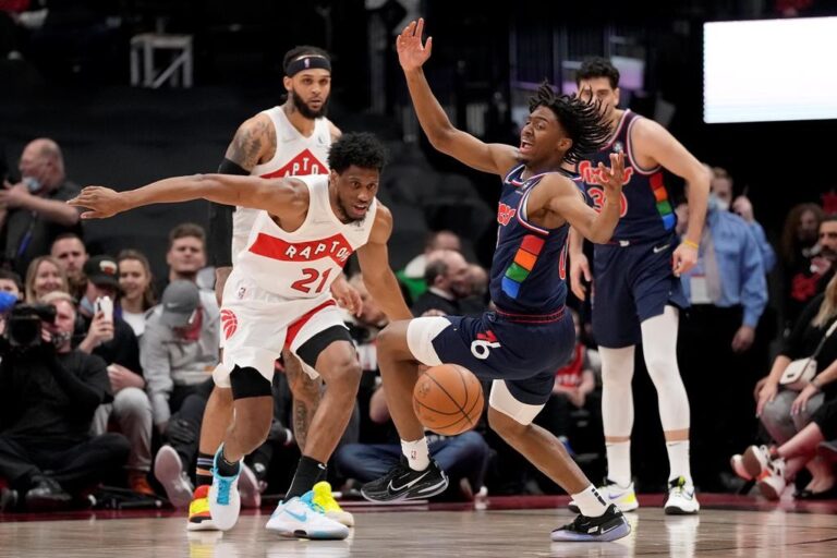 Raptors announce extension with forward Young