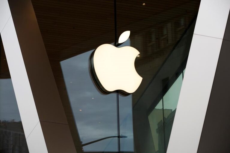 U.S. stocks erase gains after Apple hiring report causes company shares to dip