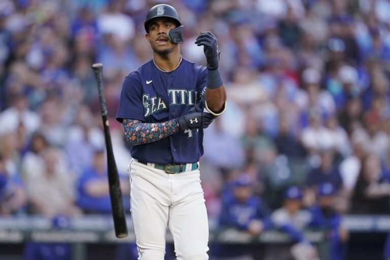 Moore homers off Gurriel’s glove in Mariners’ win