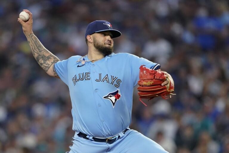 Mariners win 7th in row, top Blue Jays 2-1 on Santana homer