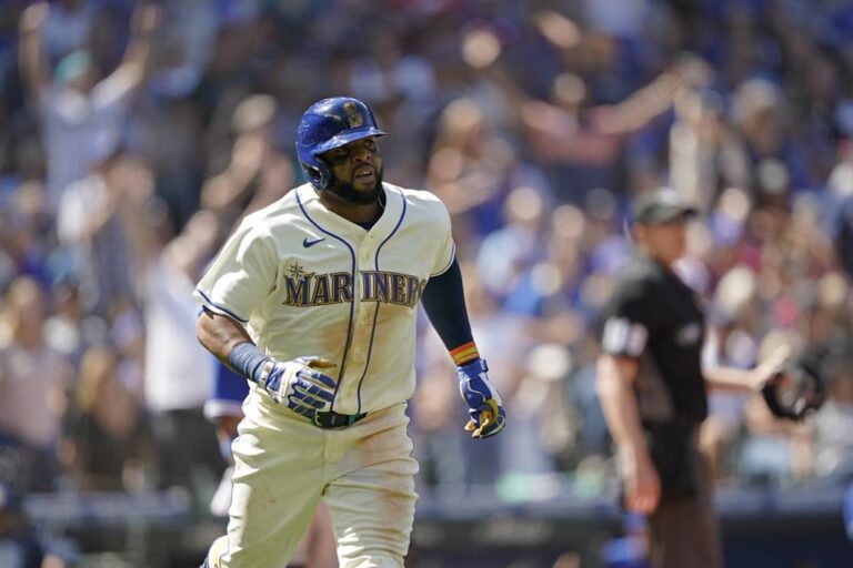 Guerrero has throw break mitt, M’s win 8th in row