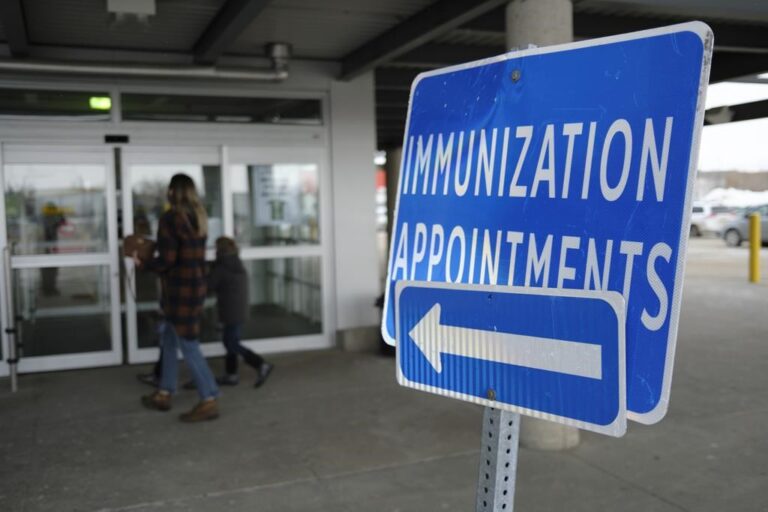 Poll shows Canadians support COVID-19 vaccine boosters, but intake has stalled