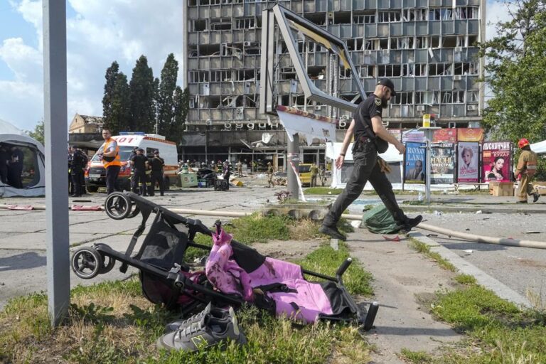 War in Ukraine: Russia steps up attacks with new missile strikes