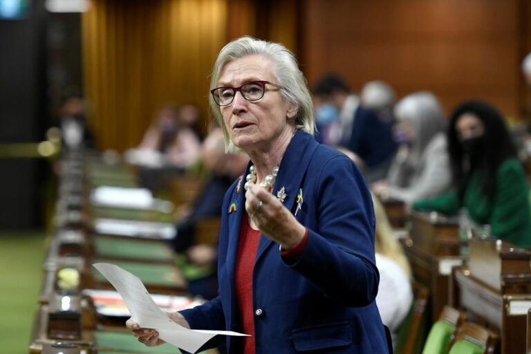 More doctors across Canada should prescribe safer drugs to reduce overdoses: minister