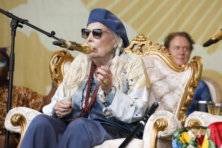 Joni Mitchell delights fans with 1st full set in more than 20 years