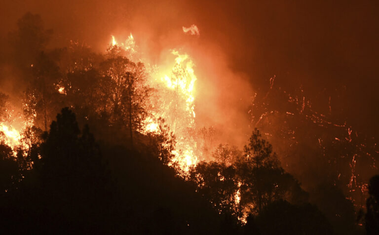 Thousands ordered to flee California wildfire near Yosemite