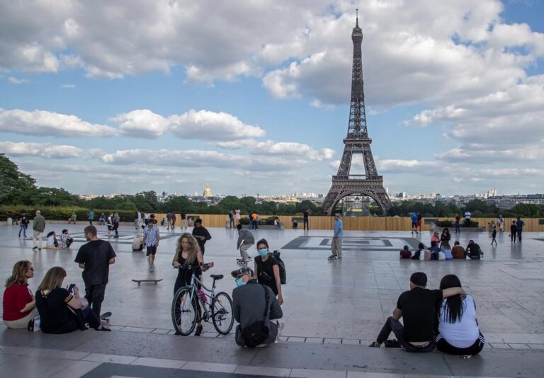 France mulls return to masks as COVID-19 hospitalizations rebound