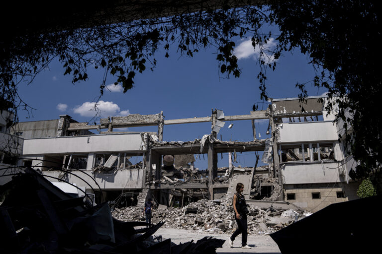 Russian army taking pause in Ukraine to regroup for renewed assault, analysts predict