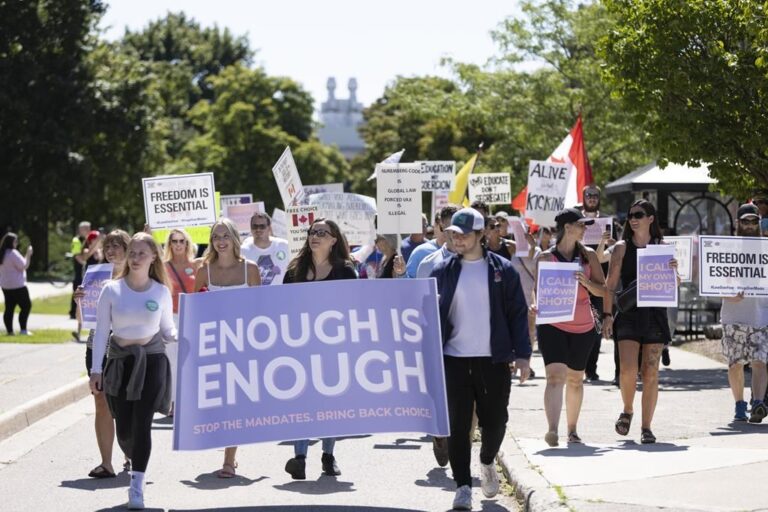 Anti-COVID-19 vaccine mandate protest at Western University sees hundreds