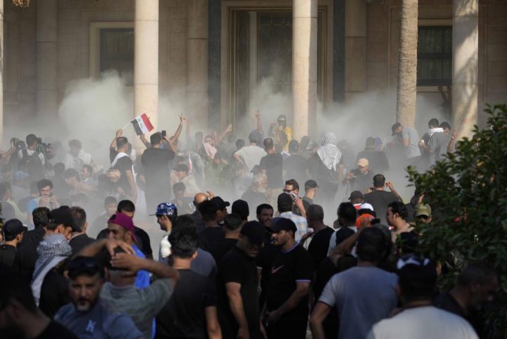 Iraqi cleric calls on supporters to withdraw after 30 killed in violent protests