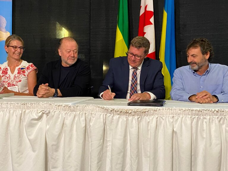 Saskatchewan welcomes more Ukrainians to the Prairies after flight arrives