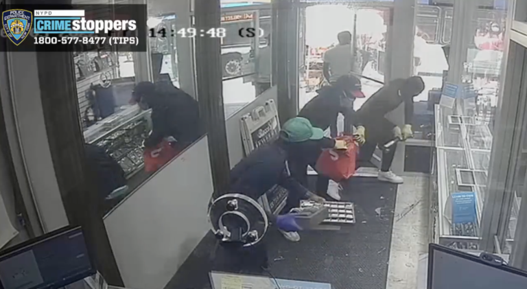 Jewelry thieves caught on video stealing $2M in gems from NYC store