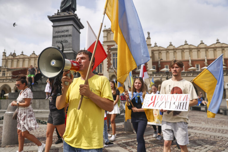 Defiant Ukrainians mark Independence Day amid fears of new attacks
