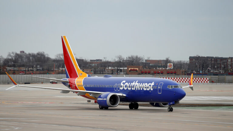 Pilot threatens to turn around after passenger AirDrops nudes to entire plane