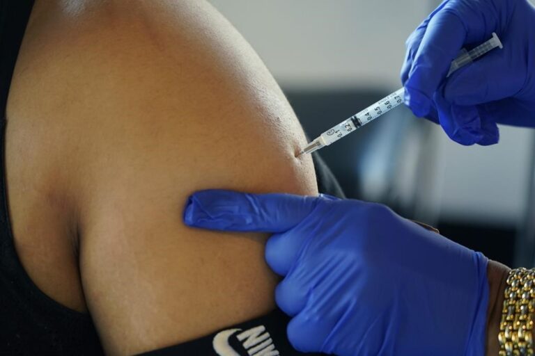 U.S. looks to recommend annual COVID-19 vaccine shots as Omicron boosters roll out